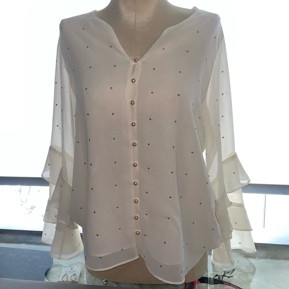 Beautiful white classy top with pearl buttons size PS